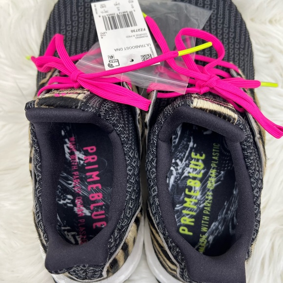Adidas Ultra Boost DNA in Zebra - Picture 5 of 8